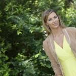Martina Colombari posa “in giallo” nel cast di “Bologna 2 agosto” (foto)