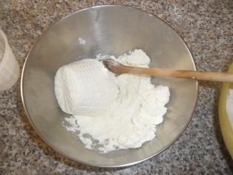 Preparare la crema lavorando la ricotta in una ciotola con un cucchiaio di legno.