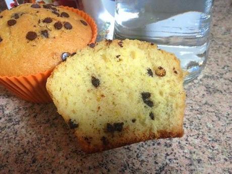 Muffin all' acqua e gocce di cioccolato