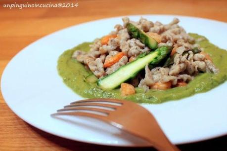 Spatzln di grano saraceno con ragù di asparagi e gamberi