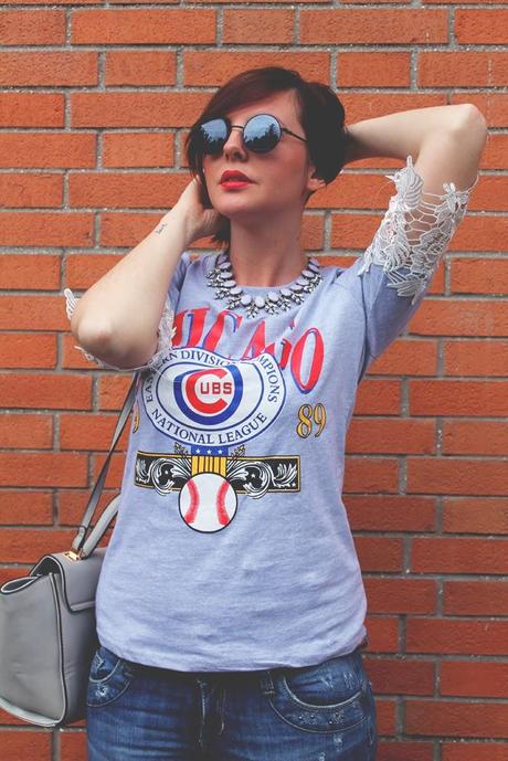 Outfit: t-shirt sporty chic, jeans e tacchi