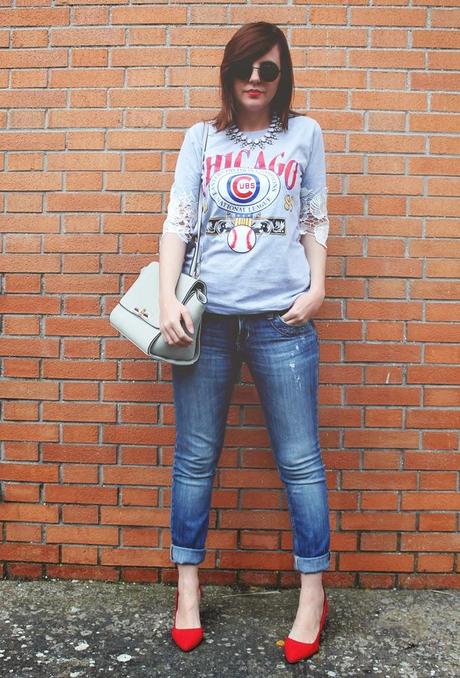 Outfit: t-shirt sporty chic, jeans e tacchi