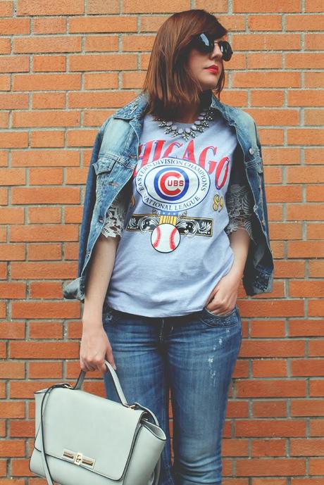 Outfit: t-shirt sporty chic, jeans e tacchi