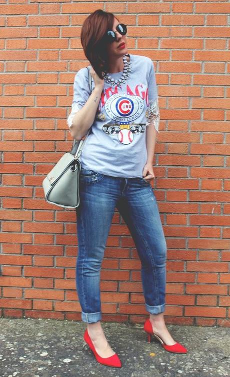 Outfit: t-shirt sporty chic, jeans e tacchi