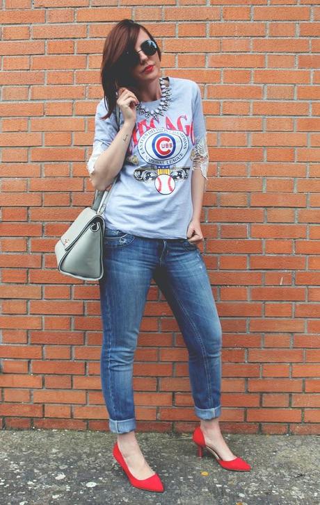 Outfit: t-shirt sporty chic, jeans e tacchi