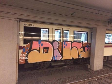 Ormai i nuovi treni della metropolitana di Roma non vengono più puliti. Il loro destino ormai sarà inesorabilmente lo stesso dei vecchi. Nulla del genere altrove al mondo