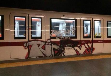 Ormai i nuovi treni della metropolitana di Roma non vengono più puliti. Il loro destino ormai sarà inesorabilmente lo stesso dei vecchi. Nulla del genere altrove al mondo