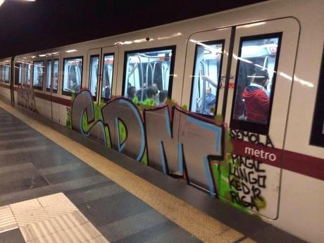 Ormai i nuovi treni della metropolitana di Roma non vengono più puliti. Il loro destino ormai sarà inesorabilmente lo stesso dei vecchi. Nulla del genere altrove al mondo