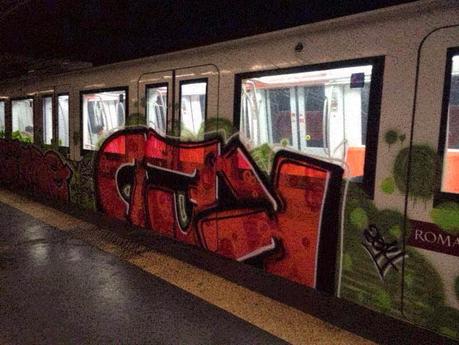 Ormai i nuovi treni della metropolitana di Roma non vengono più puliti. Il loro destino ormai sarà inesorabilmente lo stesso dei vecchi. Nulla del genere altrove al mondo