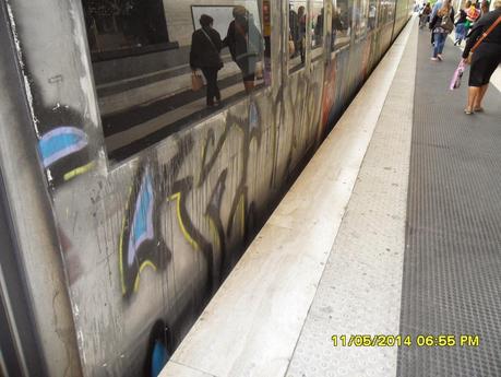 Ormai i nuovi treni della metropolitana di Roma non vengono più puliti. Il loro destino ormai sarà inesorabilmente lo stesso dei vecchi. Nulla del genere altrove al mondo