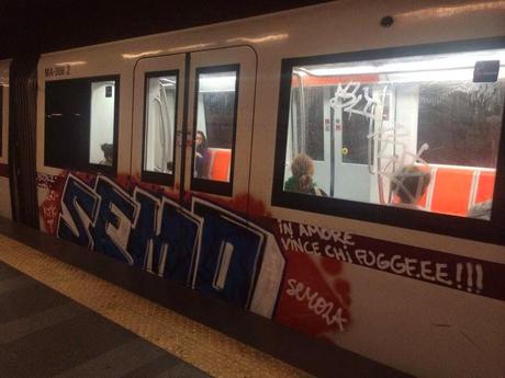 Ormai i nuovi treni della metropolitana di Roma non vengono più puliti. Il loro destino ormai sarà inesorabilmente lo stesso dei vecchi. Nulla del genere altrove al mondo