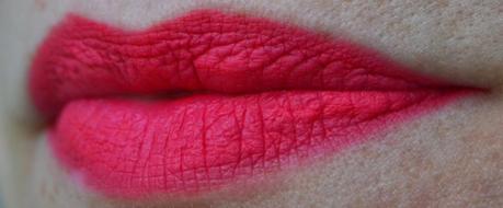 Relentlessy Red Mac Swatches sulle labbra