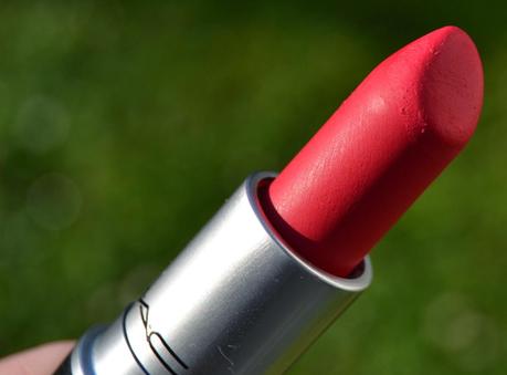 Relentlessy Red Mac Swatches sulle labbra