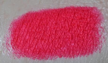 Relentlessy Red Mac Swatches sulle labbra