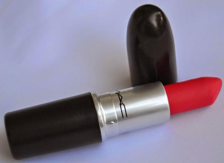 Relentlessy Red Mac Swatches sulle labbra