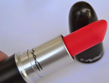 Relentlessy Red Mac Swatches sulle labbra