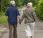 Anziani: ecco perché passeggiare bene