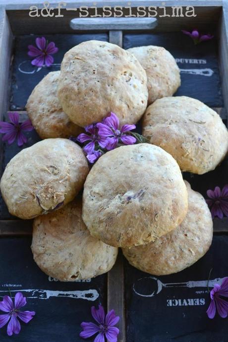 panini con rosmarino e petali di malva