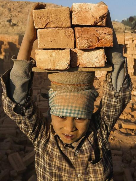 Children Nepal e il duro volto del lavoro minorile.