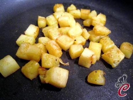 Insalata di moscardini con ananas e pomodorini caramellati: il lato artistico di un frigorifero vuoto