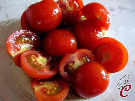 Insalata di moscardini con ananas e pomodorini caramellati: il lato artistico di un frigorifero vuoto