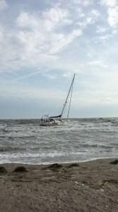 Una barca a vela naufragata sulla spiaggia di Grado, maggio 2014