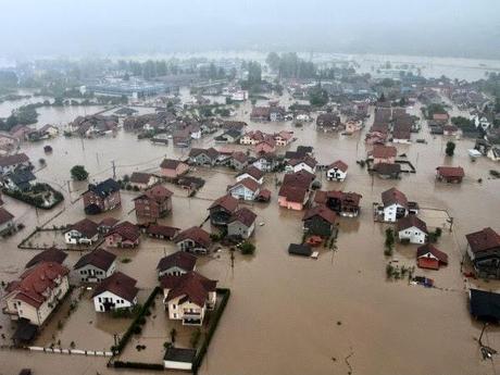 L'ALLUVIONE DEL SECOLO TRAVOLGE I BALCANI: BOSNIA, SERBIA E CROAZIA IN GINOCCHIO