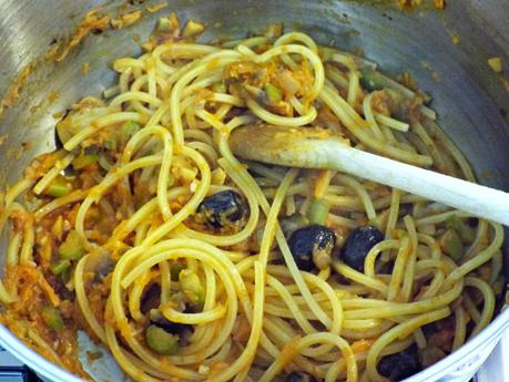 Spaghetti quadrati al ragù ricco di verdure