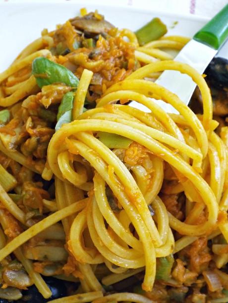 Spaghetti quadrati al ragù ricco di verdure