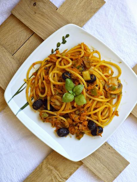 Spaghetti quadrati al ragù ricco di verdure