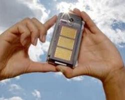 Tecnologia: il cellulare del futuro avra' il touchscreen fotovoltaico