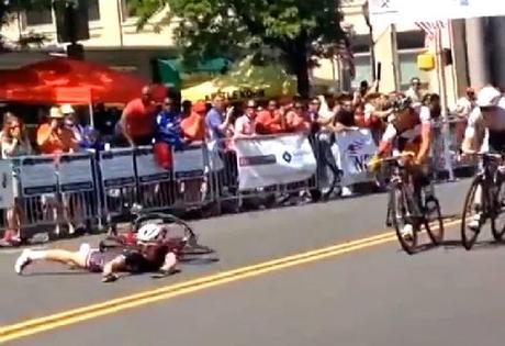 Alza le mani, festeggia la vittoria di tappa e cade a terra (VIDEO)