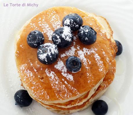 Pancakes senza uova allo yogurt e mirtilli