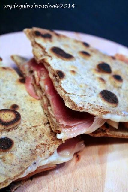 Piadine di grano saraceno con prosciutto crudo, formaggio e pere