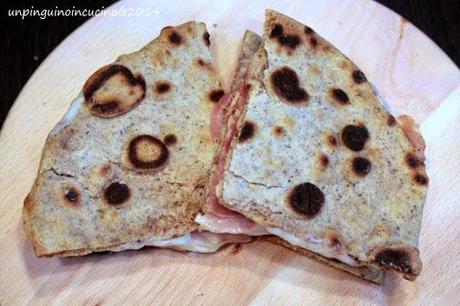 Piadine di grano saraceno con prosciutto crudo, formaggio e pere