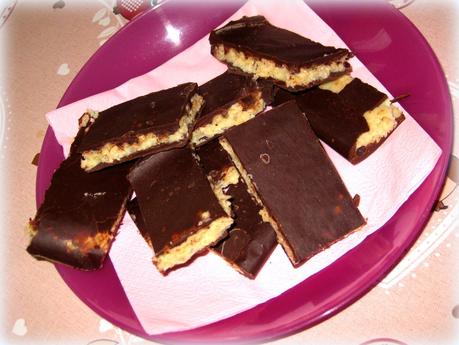 La ricetta delle barrette di riso soffiato con cioccolato bianco e fondente è una merenda sana e super golosa!