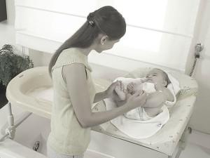 bagnetto neonato 300x225 La cura del neonato, tante novità anche in campo medico