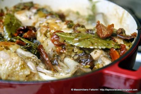 Una ricetta a cottura lenta: Cosce di pollo con pomodori secchi, talli d'aglio e olive taggiasche al porto bianco