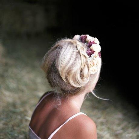 sposa treccia con corona di fiori