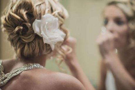 capelli sposa chignon con fiore