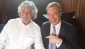 Beppe Grillo, del M5S, insieme a Nigel Farage dell'UKIP (andreaoleandri.wordpress.com)