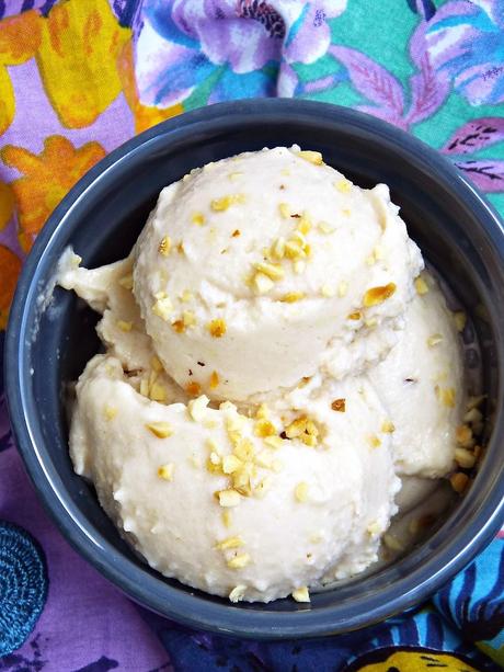 Gelato alla pera e cannella con granella di nocciole