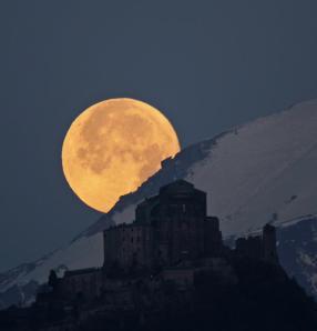 Stefano De Rosa Luna piena tramonta dietro le Alpi e la Sacra di San Michele