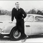 Sean Connery posa con la Aston Martin DB5 durante le riprese di 007 – 1965