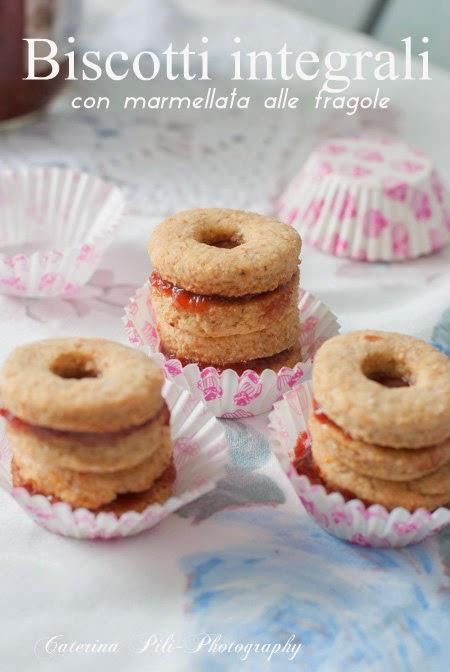 Biscotti integrali con marmellata alle fragole 