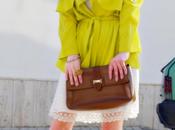 Baciata sole trench giallo outfit