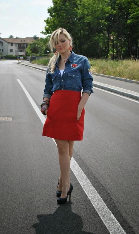 recap outfit maggio 2014 outfit primavera 2014 outfit mariafelicia magno fashion blogger di colorblock by felym outfit di colorblock by felym blog di moda di mariafelicia magno outfit gonna rossa e camicia di jeans outfit gonna rossa a vita alta e camicia in denim con applicazioni e stemmi fashion blogger italiane ragazze bionde outfit scarpe in denim replay abbinamenti gonna rossa come abbinare la gonna rossa