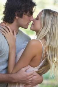 un-amore-senza-fine-alex-pettyfer-e-gabriella-wilde-in-un-momento-romantico-296575_jpg_1400x0_q85