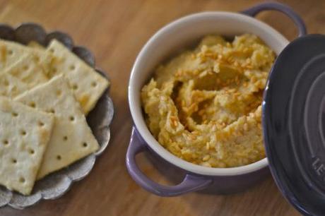 Hummus e crackers