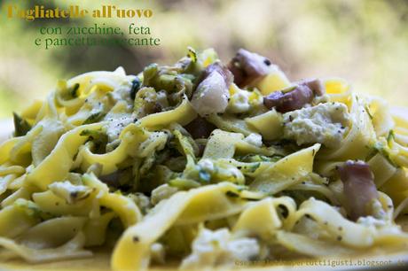 Tagliatelle all'uovo con zucchine, feta e pancetta croccante